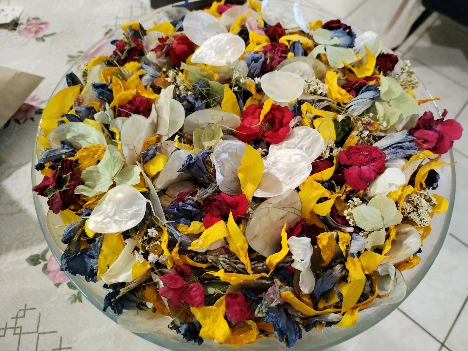 Grande quantité de pétales de fleurs séchées et fleurs séchées champêtre de mon jardin naturel.